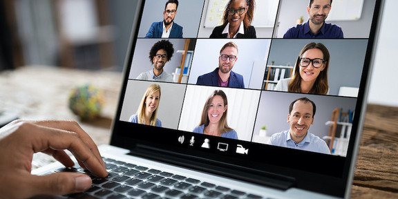 Laptop mit Videokonferenz