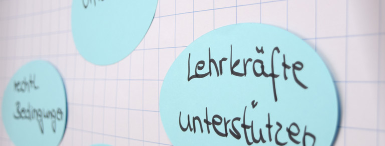 Flipchart mit Moderationskarten Foto eines Flipcharts mit Moderationskarten