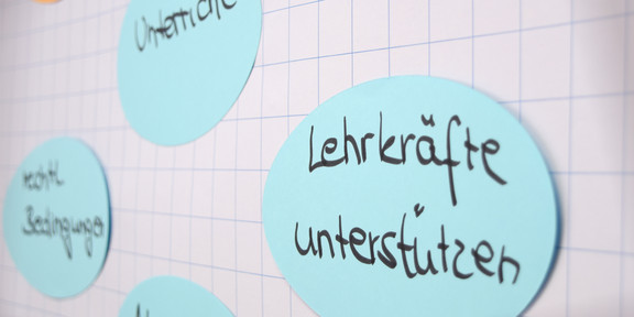 Post It Zettel auf einem karierten Blatt
