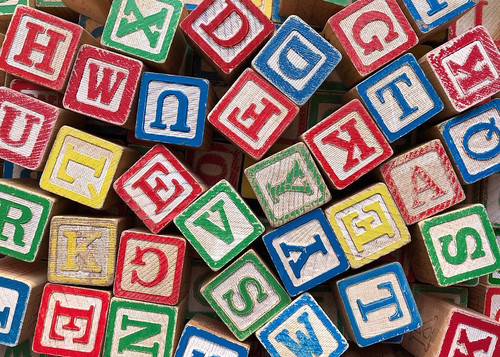 Würfel mit verschiedenen Buchstaben