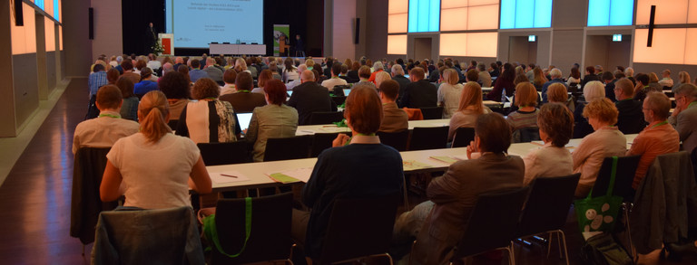 Personen in einem Kongresssaal