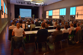 Personen in einem Kongresssaal
