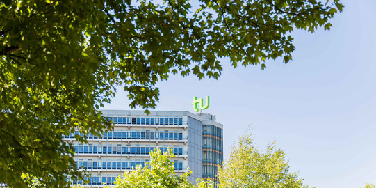 Mathetower umrahmt von Bäumen